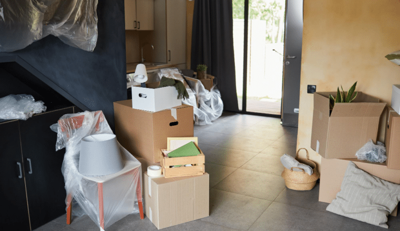 Intérieur de maison encombré de cartons et montrant un certain désordre, illustrant la question sur le coût du service de débarras lors d'un déménagement.